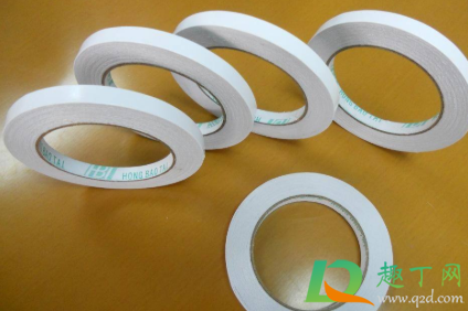 双面胶贴在防盗门上怎样处理干净(贴在门上的双面胶应该怎么处理掉)