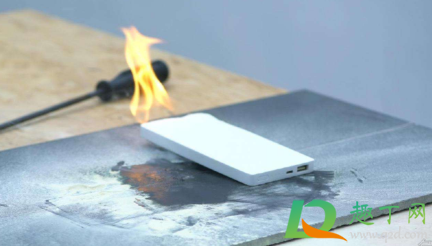 充电宝着火可以用水灭火吗(充电宝着火怎么灭)