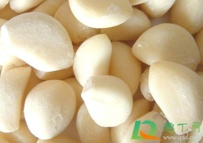 大蒜头颜色黄的能不能吃(大蒜颜色发黄 可以吃吗)