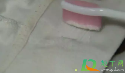 衣服上的油渍怎么去除小窍门用牙膏可以吗(牙膏为什么可以去衣服上的油渍)