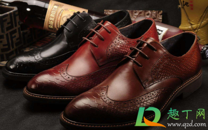 皮鞋泡水了怎么让他变干(皮鞋泡湿如何干燥)