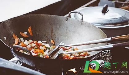 新不锈钢锅黑色的东西怎么洗(不锈钢锅洗完有黑色)