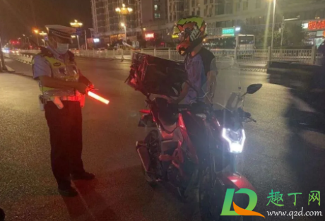 网购囚服骑摩托炸街违法吗 网购囚服骑摩托炸街违法吗