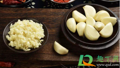 大蒜头颜色黄的能不能吃(大蒜颜色发黄 可以吃吗)