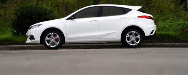 打火要不要踩离合和刹车和车型有关(车子打火需要踩离合和刹车吗)