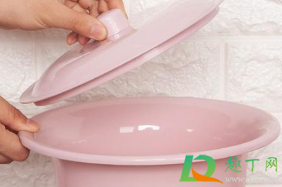 怎么去掉尿桶的尿骚味(怎样除掉厕所尿骚味)