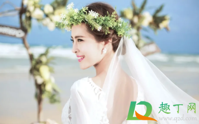 婚纱照不用钉子怎样挂在墙上(婚纱照一般用什么钉子钉到墙上)