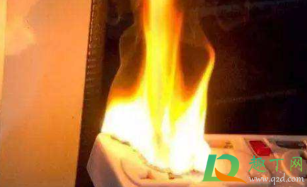 充电宝着火可以用水灭火吗(充电宝着火怎么灭)