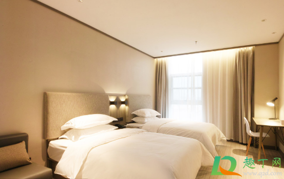 国庆出去玩酒店早订便宜还是晚订便宜(国庆节订酒店越晚越贵吗)