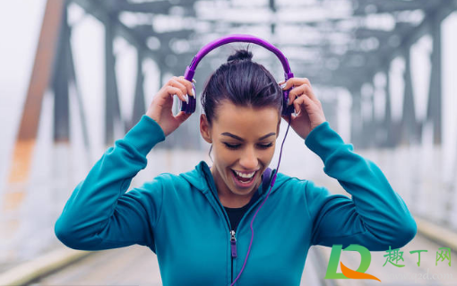 耳机会因为汗水损坏吗(耳机出汗进水)