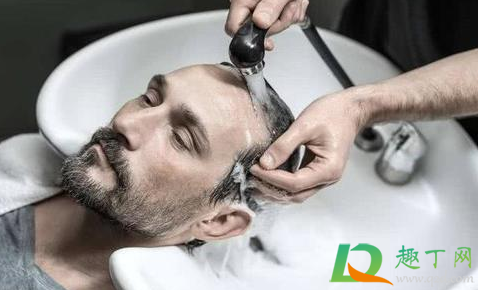 用了理发店的洗发水有头屑(洗发水用过有头皮屑)