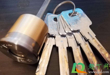 双面胶贴在防盗门上怎样处理干净(贴在门上的双面胶应该怎么处理掉)