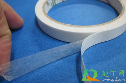 双面胶贴在防盗门上怎样处理干净(贴在门上的双面胶应该怎么处理掉)