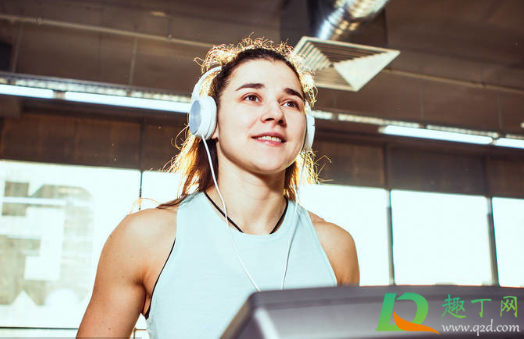 头戴式耳机出汗会有影响吗(戴耳机耳朵出汗)