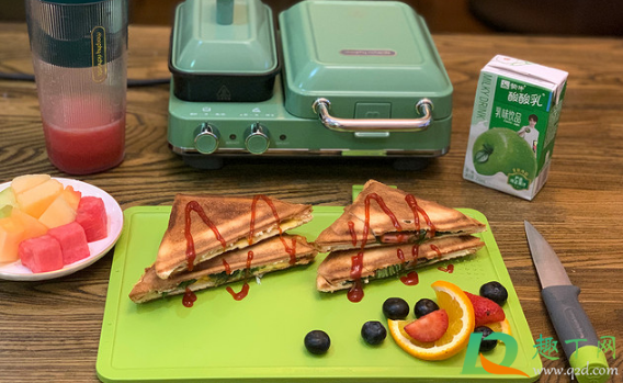 三明治机做三明治鸡蛋要先煎好吗(用三明治机煎鸡蛋需要多长时间) 三明治机做三明治鸡蛋要先煎好吗(用三明治机煎鸡蛋需要多长时间)