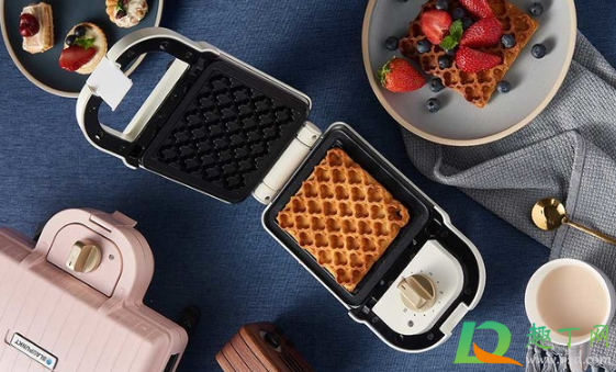 电饼铛和三明治机哪个更实用(为什么三明治机比电饼铛贵)