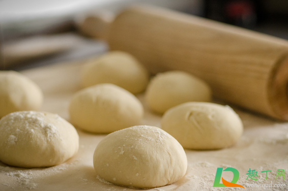 馒头蒸酸了还能吃吗(馒头蒸酸了,有什么办法不浪费吃了)