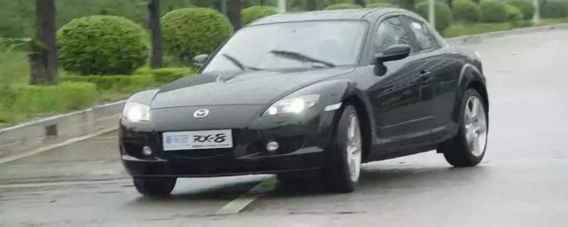 淋雨后的汽车应该怎么办(车淋到雨后要怎么处理)