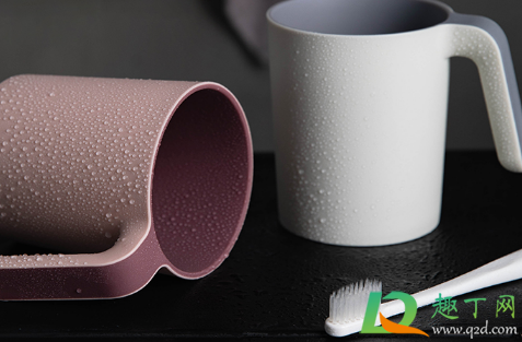 带牙套吃饭后要立即刷牙吗(带牙套吃完饭要立刻刷牙吗)