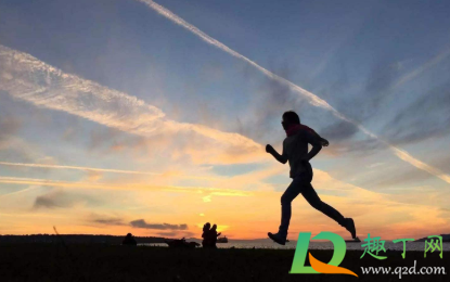 跑步的时候握紧拳头会有什么结果(跑步时握紧拳头比张开手)