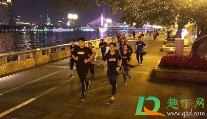 夜跑几点开始比较好(夜跑最好是几点)