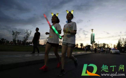 夜跑几点开始比较好(夜跑最好是几点)