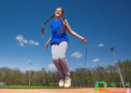 跳绳漏尿正常吗(四十多岁的女人跳绳漏尿正常吗)
