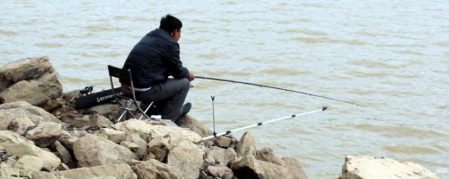 雪天钓鱼注意事项(下雪天气可以钓鱼吗)