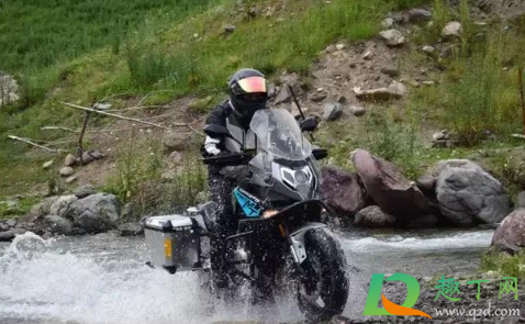 为什么有人骑摩托炸街(晚上有人骑摩托炸街)