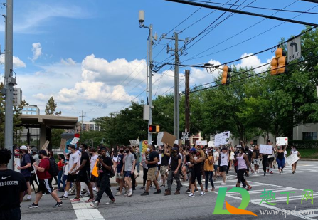 美国黑人上海商场骂人怎么回事(上海商场黑人骂人最新进展)