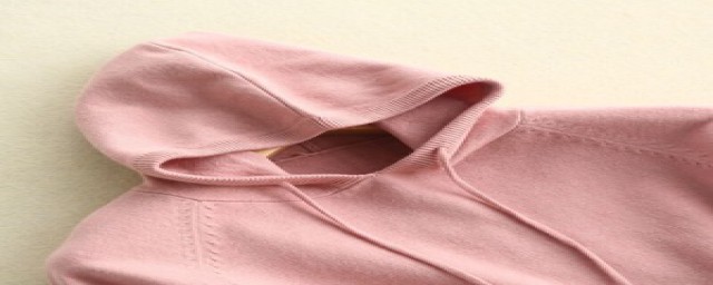 粉色短款卫衣怎么配(粉色卫衣怎么搭)