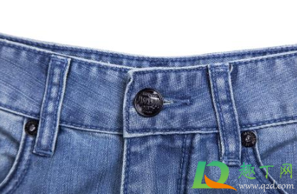 怎么洗牛仔裤不会硬邦邦的(牛仔裤洗完硬硬的)