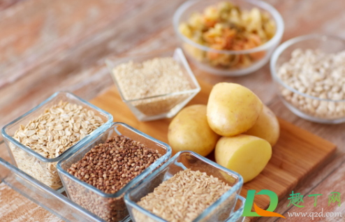 减肥是要吃碳水还是不吃碳(减肥吃碳水好还是不吃碳水好)