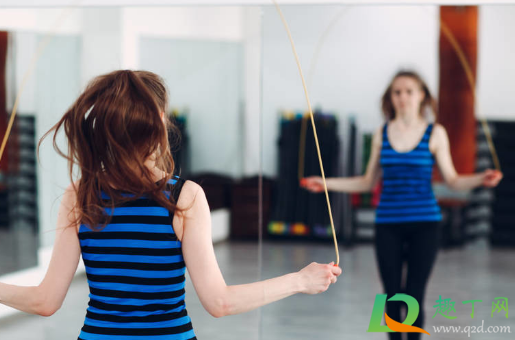 跳绳漏尿正常吗(四十多岁的女人跳绳漏尿正常吗)