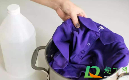 衣服染色怎么洗掉妙招(衣服染色怎么洗掉妙招加碱和盐)