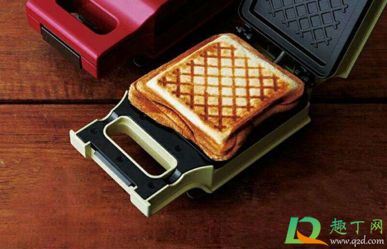 三明治机空烧要放烤盘吗(三明治机可以烧烤吗)