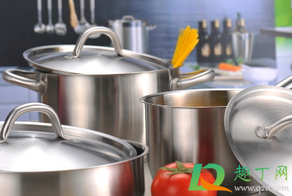 新不锈钢锅黑色的东西怎么洗(不锈钢锅洗完有黑色)