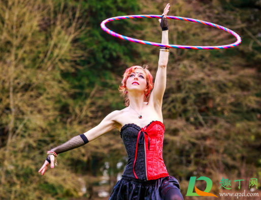 转呼啦圈要左右互相转吗(转呼啦圈是左右转还是前后转)