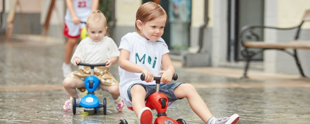 儿童如何学会滑板车(小孩怎么学滑板车)