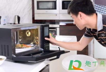 纸袋装的东西可以放微波炉热吗(微波炉可以用纸袋子装着加热吗)