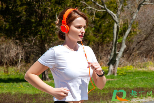 头戴式耳机出汗会有影响吗(戴耳机耳朵出汗)