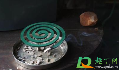 空调房点蚊香会中毒吗(空调房间里点蚊香会有危险吗?)