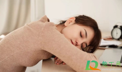 为什么早上犯困晚上睡不着(为什么总是早上犯困晚上睡不着)