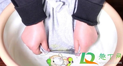 衣服上的冰淇淋用什么洗得掉(衣服被冰淇淋沾脏了该怎么洗) 衣服上的冰淇淋用什么洗得掉(衣服被冰淇淋沾脏了该怎么洗)