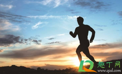 跑步的时候握紧拳头会有什么结果(跑步时握紧拳头比张开手) 跑步的时候握紧拳头会有什么结果(跑步时握紧拳头比张开手)