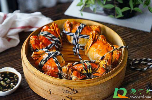 蒸螃蟹前要用白酒泡一下吗(蒸螃蟹放白酒)