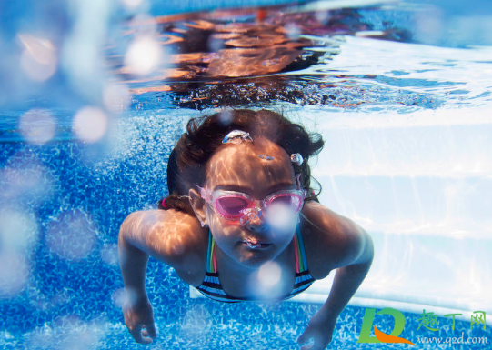 泳镜用完要清洗吗(泳镜游完怎么清洗)