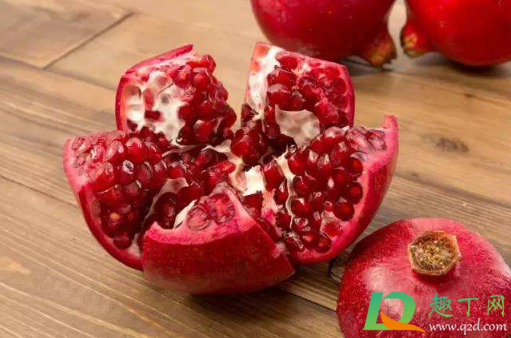 石榴外皮干了里面的果肉能吃吗(石榴的皮干了,石榴籽能吃吗?)