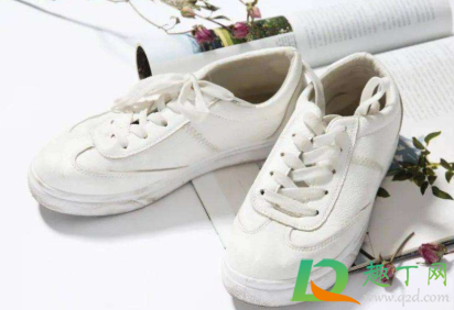 鞋子里面长霉斑怎么洗掉(鞋子上面的霉斑怎么洗掉)