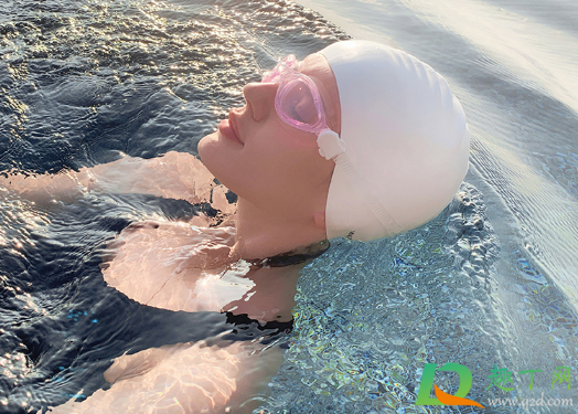 为什么泳镜会把眼袋吸出来(为什么带泳镜后就有眼袋)